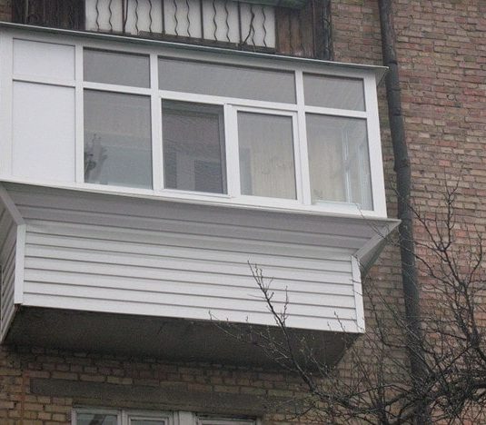 Балкон с выносным остеклением