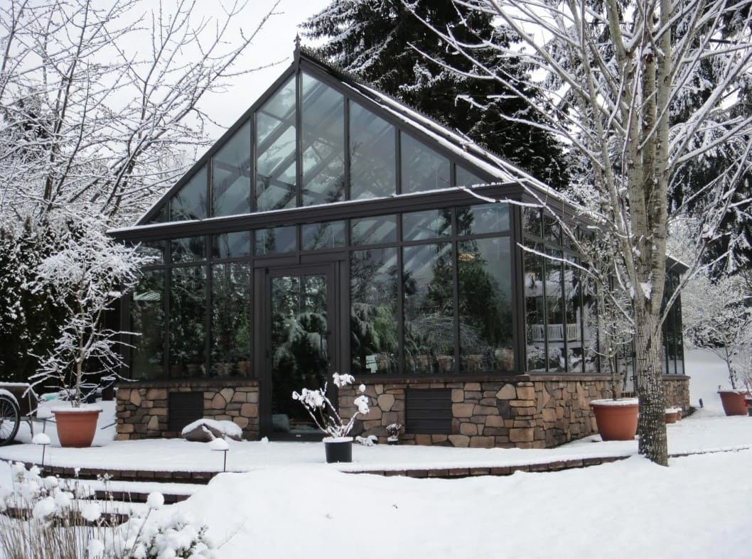 Окрашенный порошковой краской алюминиевый каркас, остекление крыши.